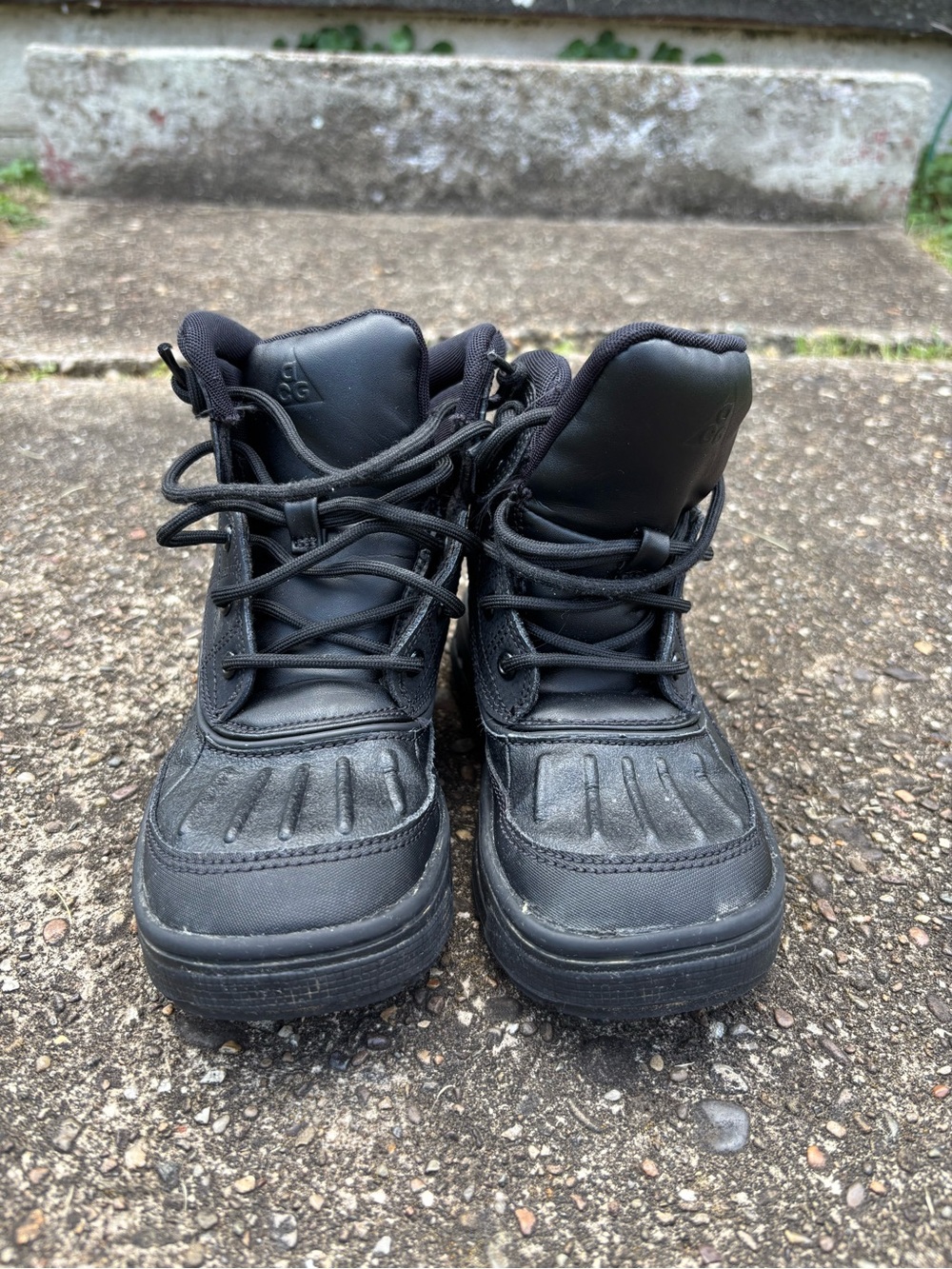 Nike Woodside 2 Unisex Kids Black Lace-Up Ankle Boots in US size 1Y
